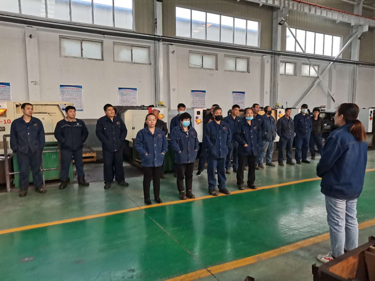 公司召開(kāi)2022年安全生產(chǎn)工作會(huì)議-03月11日上午，公司召開(kāi)2022年安全生產(chǎn)工作會(huì)議，總結(jié)2021年安全生產(chǎn)工作，部署2022年安全生產(chǎn)重點(diǎn)任務(wù)。公司各級(jí)領(lǐng)導(dǎo)班子、各部室及負(fù)責(zé)人、安全總監(jiān)及安全員等參加會(huì)議,會(huì)議由公司經(jīng)理張世立主持。 會(huì)上，公司安全總監(jiān)袁振水作《2022年安全生產(chǎn)工作報(bào)告》?？偨Y(jié)了2021年的安全管理總體工作，分析了2022年安全管理所面臨的形勢(shì)，提出了公司2022年安全生產(chǎn)工作總體思路和重點(diǎn)工作。從十個(gè)方面進(jìn)行了工作部署◆ 持續(xù)提升安全生產(chǎn)思想認(rèn)識(shí)，進(jìn)一步樹(shù)牢安全發(fā)展理念?！?突出主體責(zé)任落實(shí)，抓好三年行...